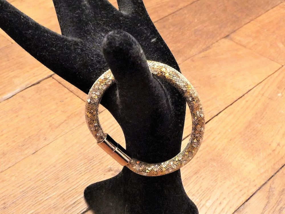 Bracelet Tube Dor&eacute; avec ses Strass Blanc et Fermoir Aimant&eacute; Bijoux et montres