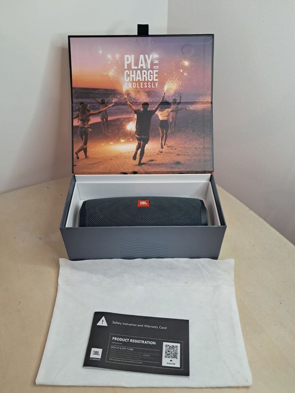 Enceinte JBL Charge Essential 2 ? bo&icirc;te, notice, housse Audio et hifi