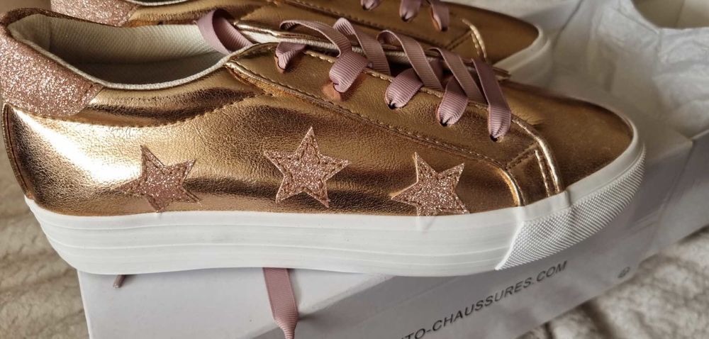 Tr&egrave;s jolies baskets neuves P39 Chaussures