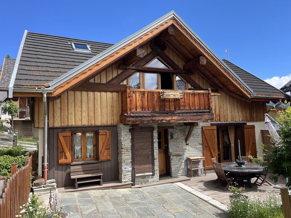 Vente Maison ALBANNE Un véritable coin de paradis vous attend au coeur de ce charmant village, au pied des pistes et du vaste domaine skiable des Karellis Cette magnifique maison individuelle de style chalet, d'une superficie d'environ 100 m2, offre 2 belles terrasses Montricher-albanne