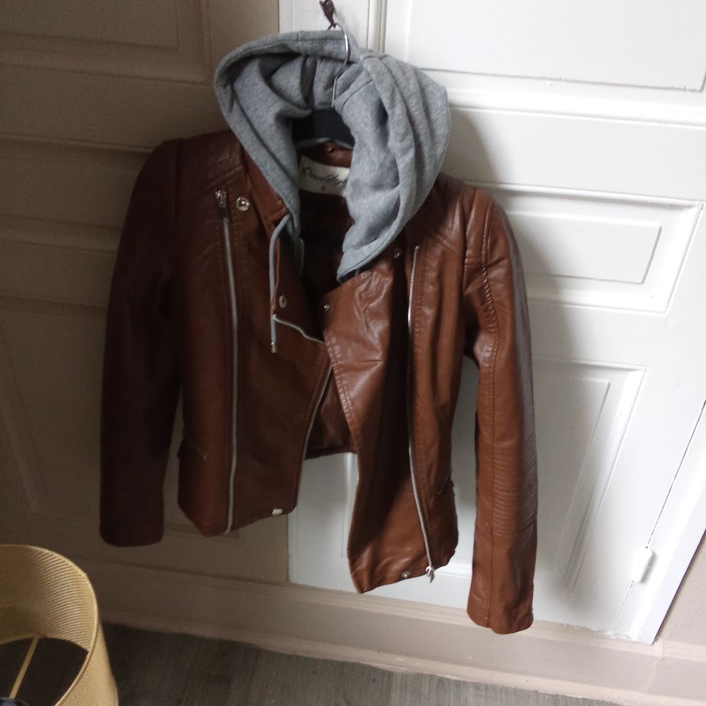 Blouson neuf jamais port&eacute; taille S couleur marron Vêtements