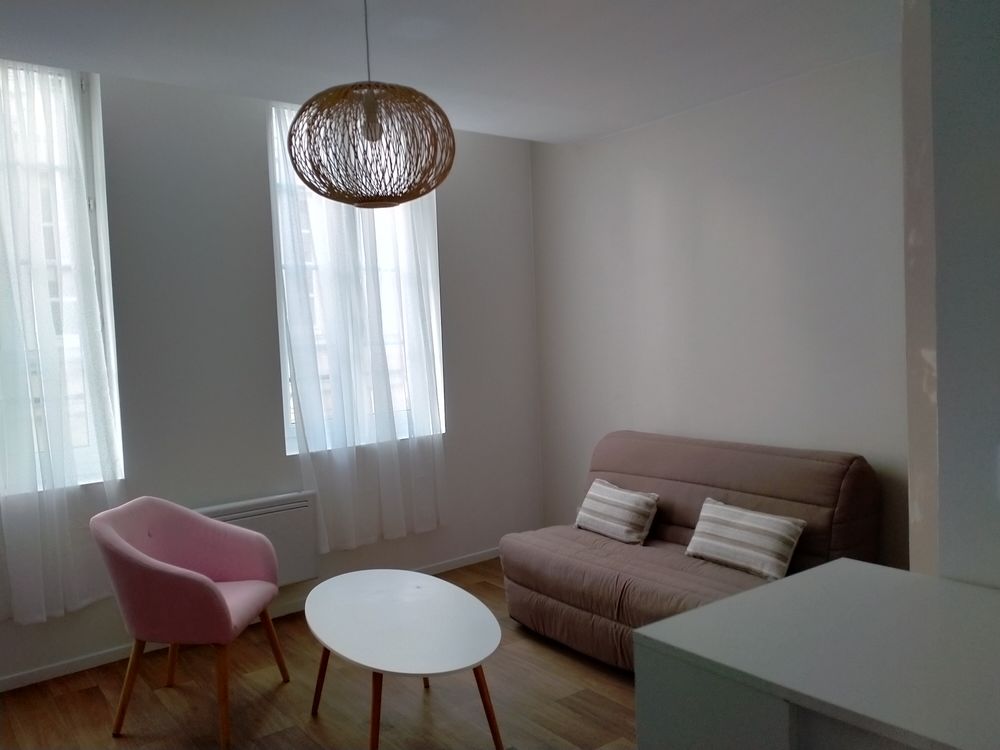 Location Appartement Très confortable et vaste studio meublé, en parfait état, Niort