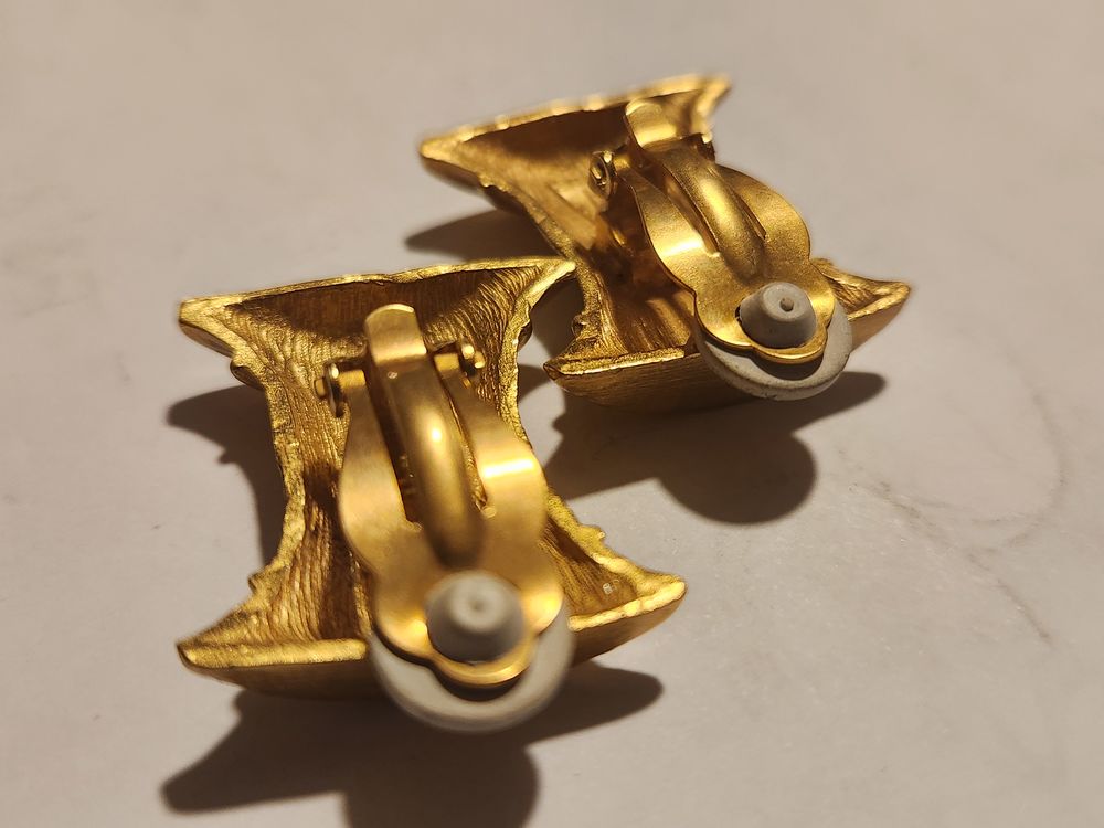 BO Boucles d'Oreilles Clip motif dor&eacute; ANTIGONA Bijoux et montres