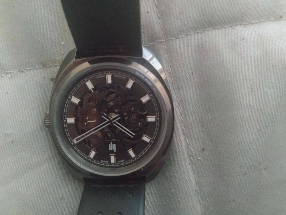Montre Lip mecanique type squelette Bijoux et montres