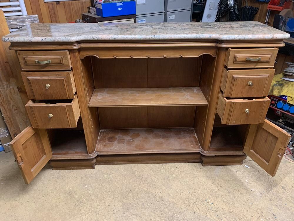 Meuble bar en bois en bon &eacute;tat 
Meubles