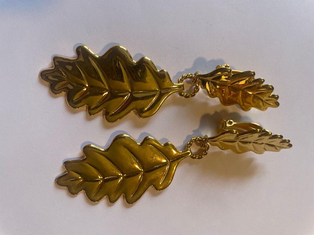 BO clip dor&eacute;e feuille ch&ecirc;ne avec pendant feuille Fressange Bijoux et montres