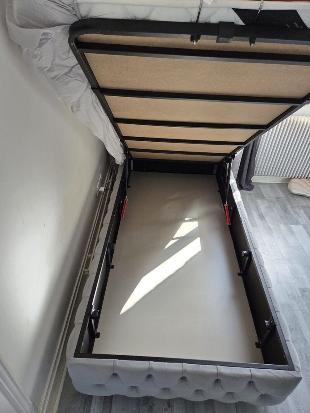Lit coffre capitonn&eacute; gris + matelas tr&egrave;s bon &eacute;tat Meubles