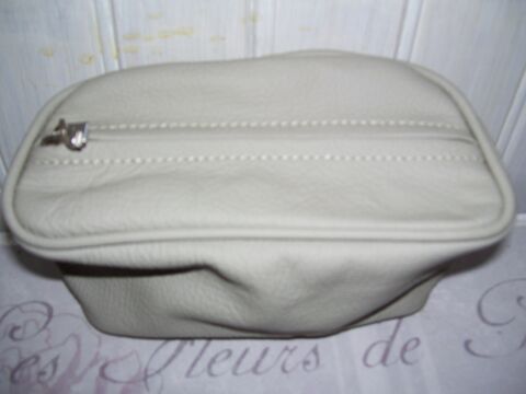 Pochette en cuir couleur beige
Pouvant se mettre  la ceintu 5 Estres-Saint-Denis (60)