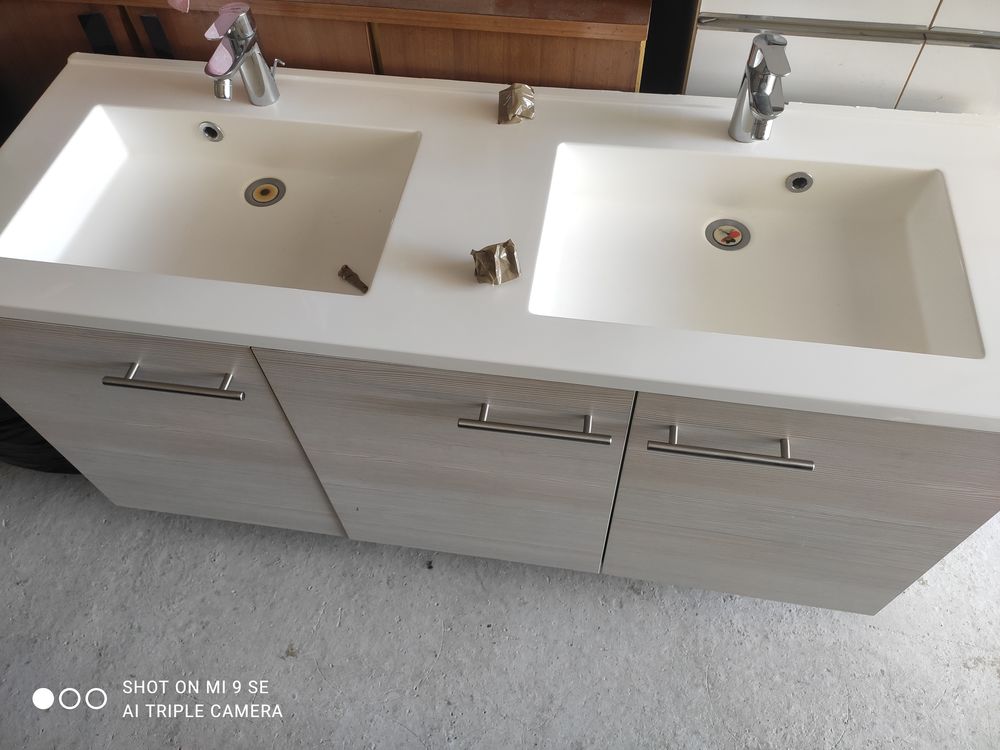 meuble de salle de bain en excellent &eacute;tat. Meubles