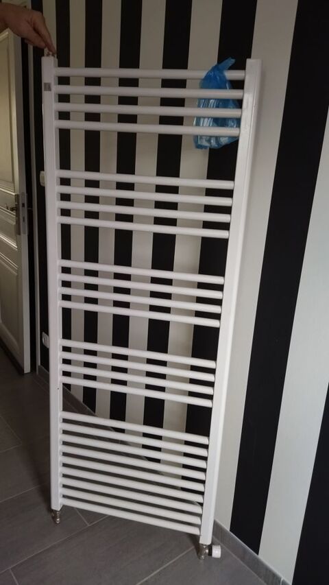 Radiateur porte serviettes chauffage central 
Comme neuf 50 Ostricourt (59)