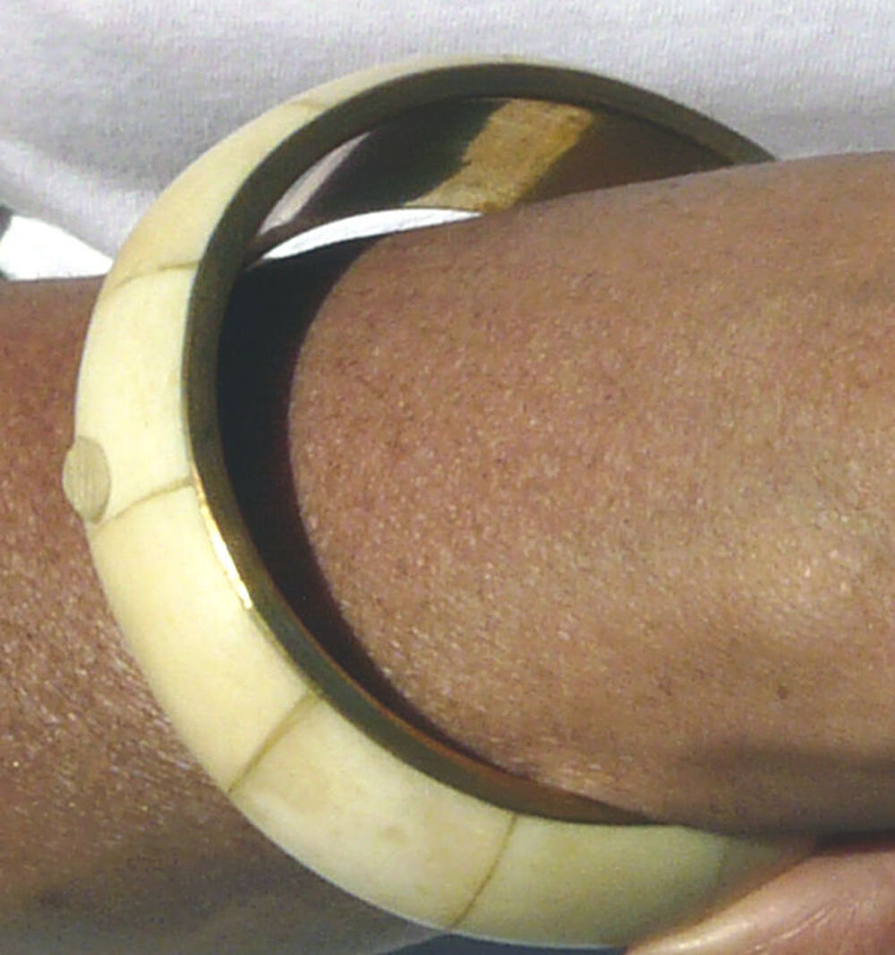 Bracelet couleur Ivoire en Os ou mati&egrave;re Naturelle lourd et Bijoux et montres
