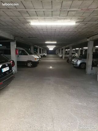  Parking / Garage à louer 35 m²