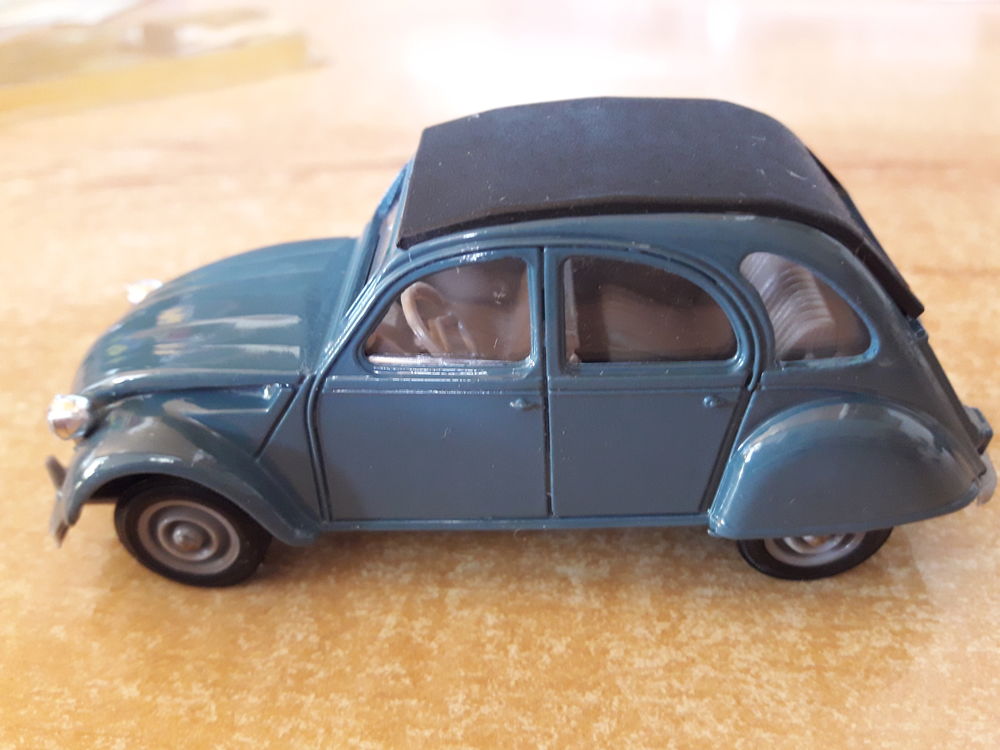 Citroen 2CV 1/43 eme dans sa boite plastique 