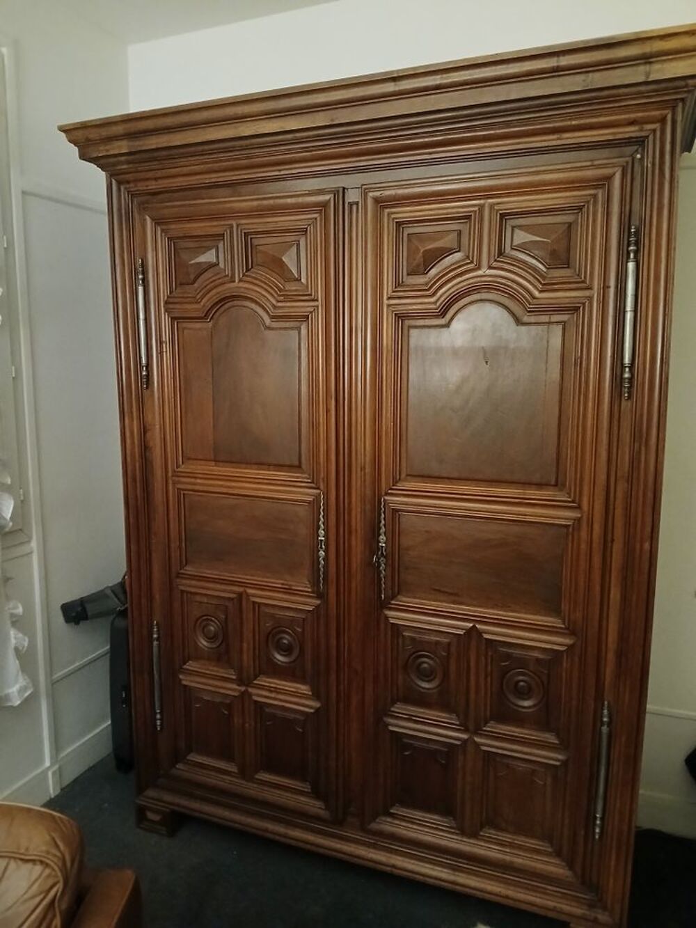 Armoire ancienne d'&eacute;poque Louis XIV en noyer Meubles