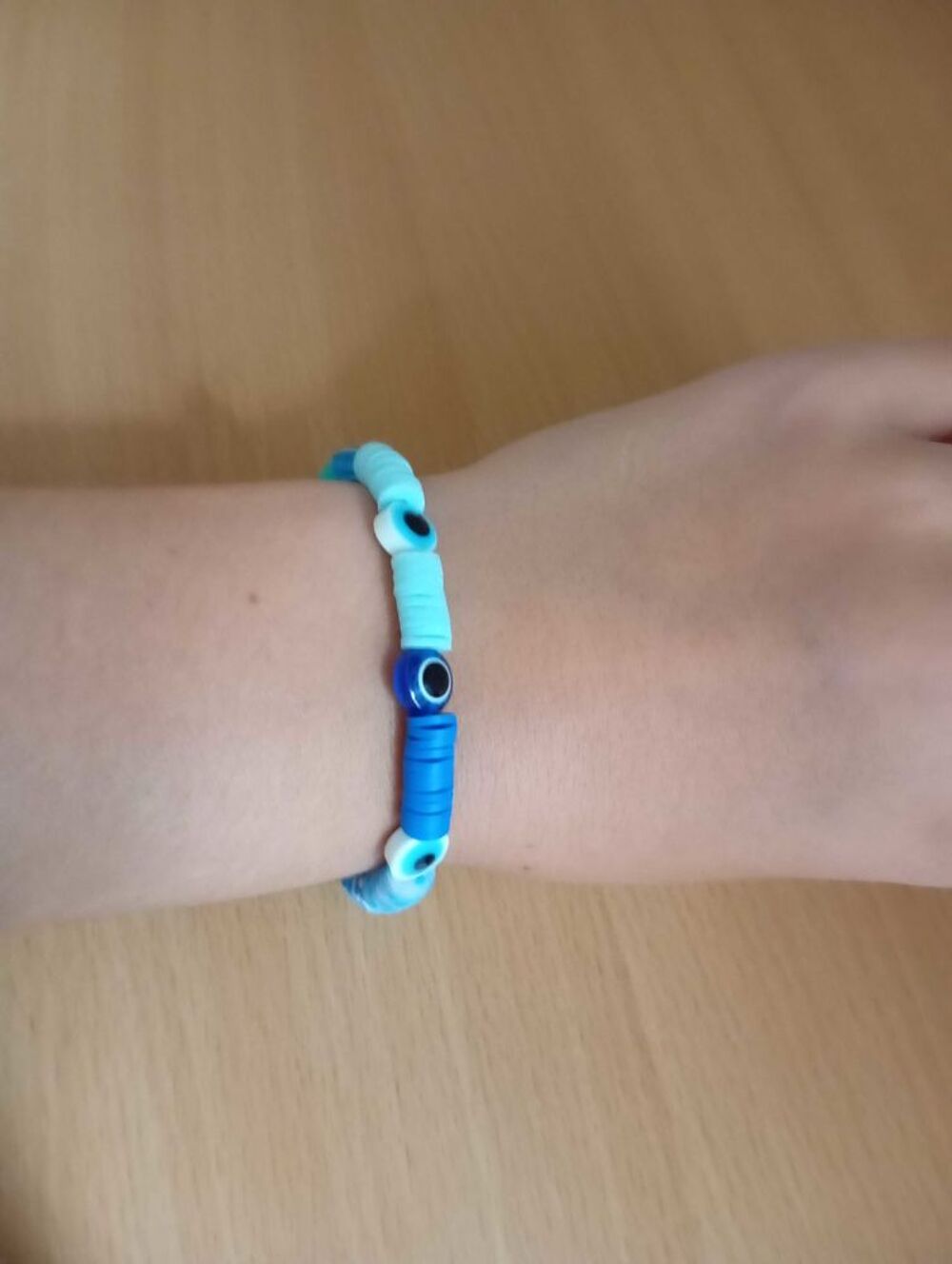 bracelet oeil et perles bleues avec une attache &eacute;toile dor&eacute;e Bijoux et montres