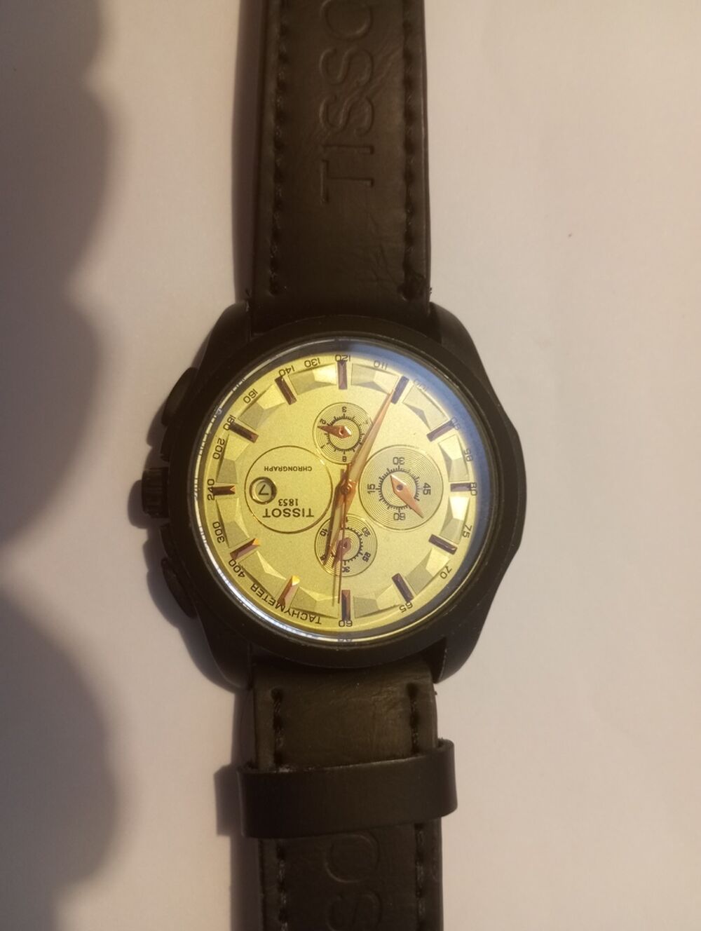 Montre Tissot cadran dor&eacute; et bracelet cuir noir Bijoux et montres