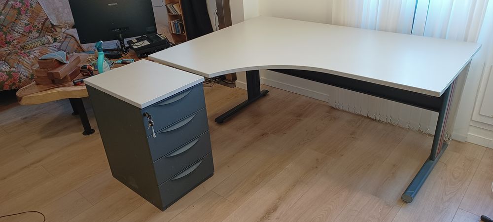 bureau L170x120x80 H 72 avec retour 4 tiroirs 60x42x h72 Meubles
