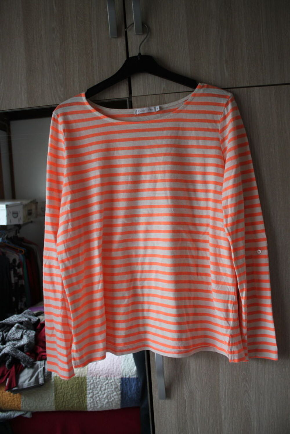 Tee-shirt manches longues rayures orange et blanc taille M.
Vêtements