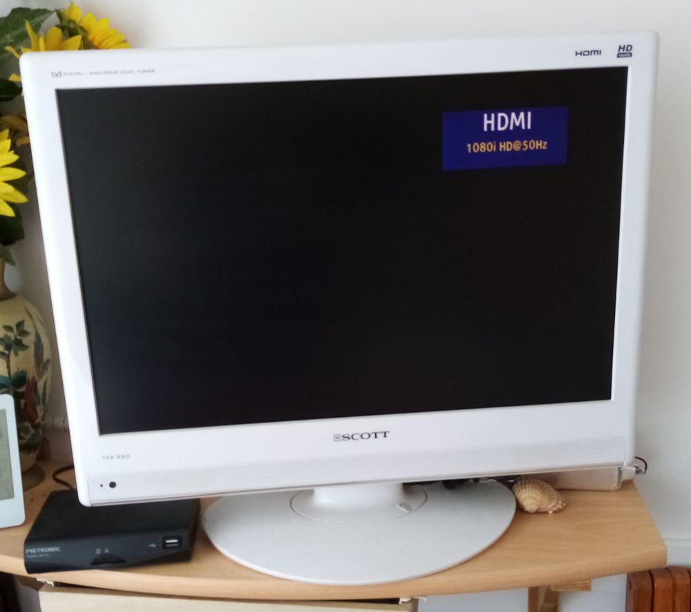 T&eacute;l&eacute;viseur LCD Scott 22'' TVX 220 avec adaptateur TNT Photos/Video/TV