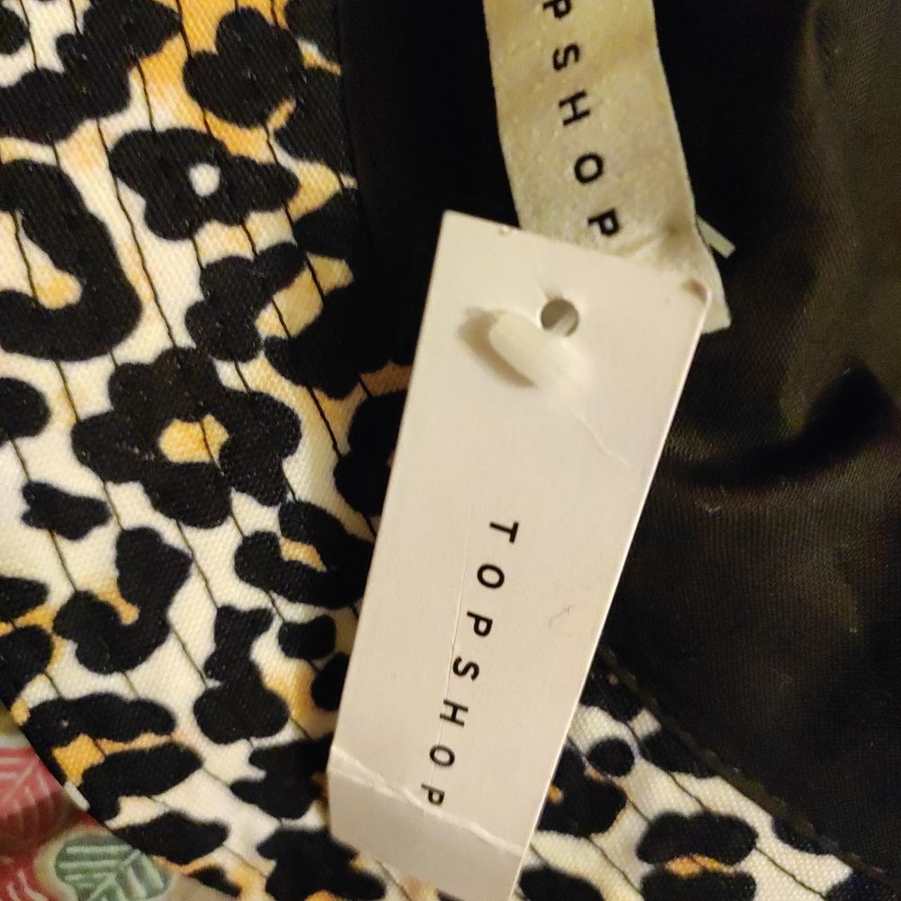 Chapeau en toile coton fa&ccedil;on l&eacute;opard neuf Topshop. Vêtements