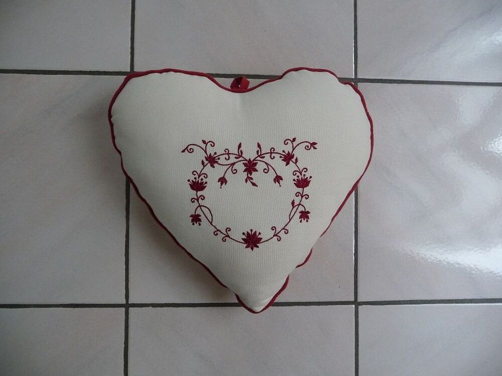 Coussin coeur brod&eacute; fleurs rouges NEUF Décoration