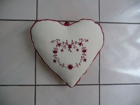 Coussin coeur brodé fleurs rouges NEUF 10 Celles-sur-Belle (79)