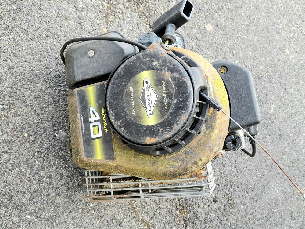 Moteur de tondeuse d&eacute;pos&eacute; de la carcasse de tondeuse, Jardin