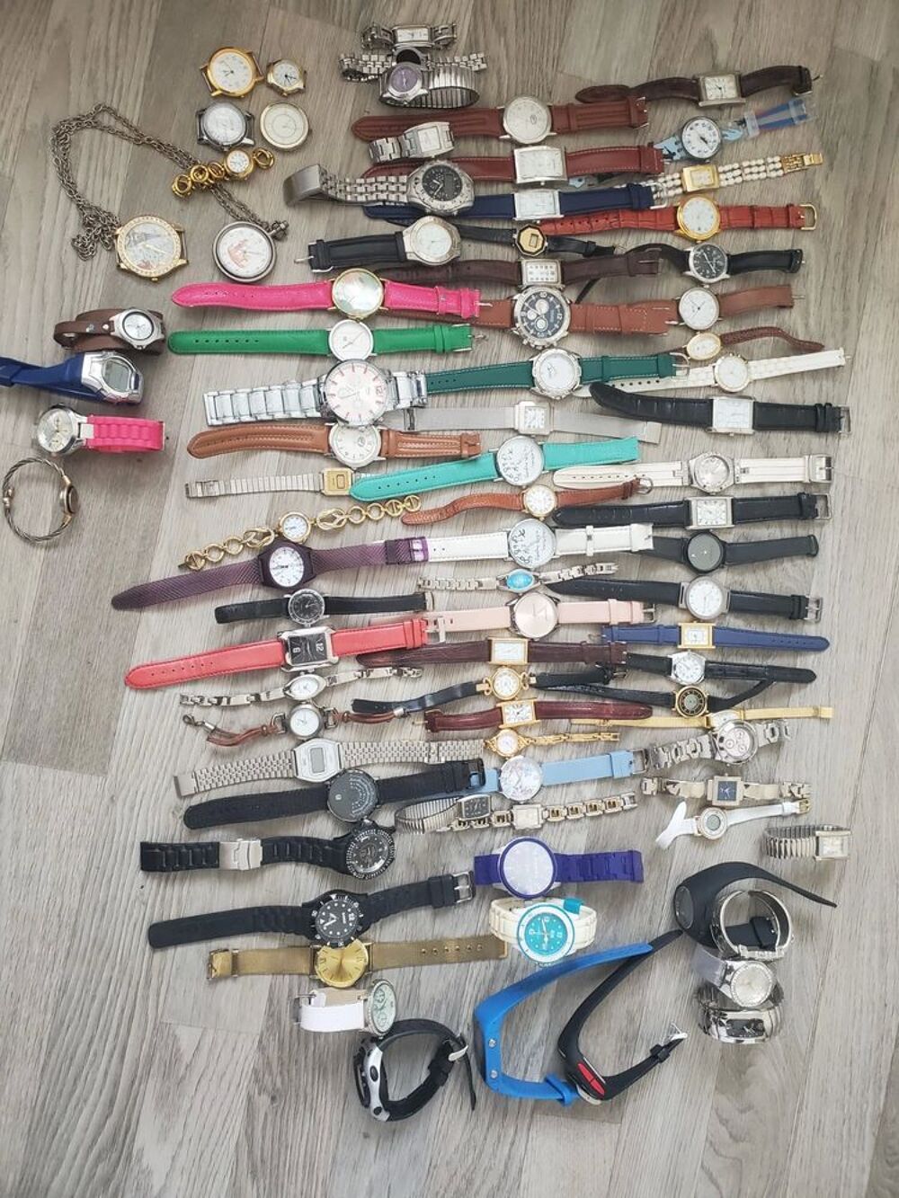 Lot de 84 montres-bracelets mixtes ? Swatch, Guess, CK, Espr Bijoux et montres