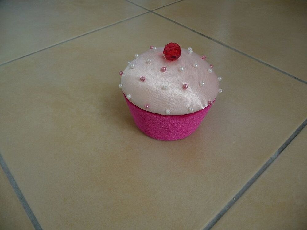 Boite &agrave; bijoux forme cup cake rose - Neuve Décoration