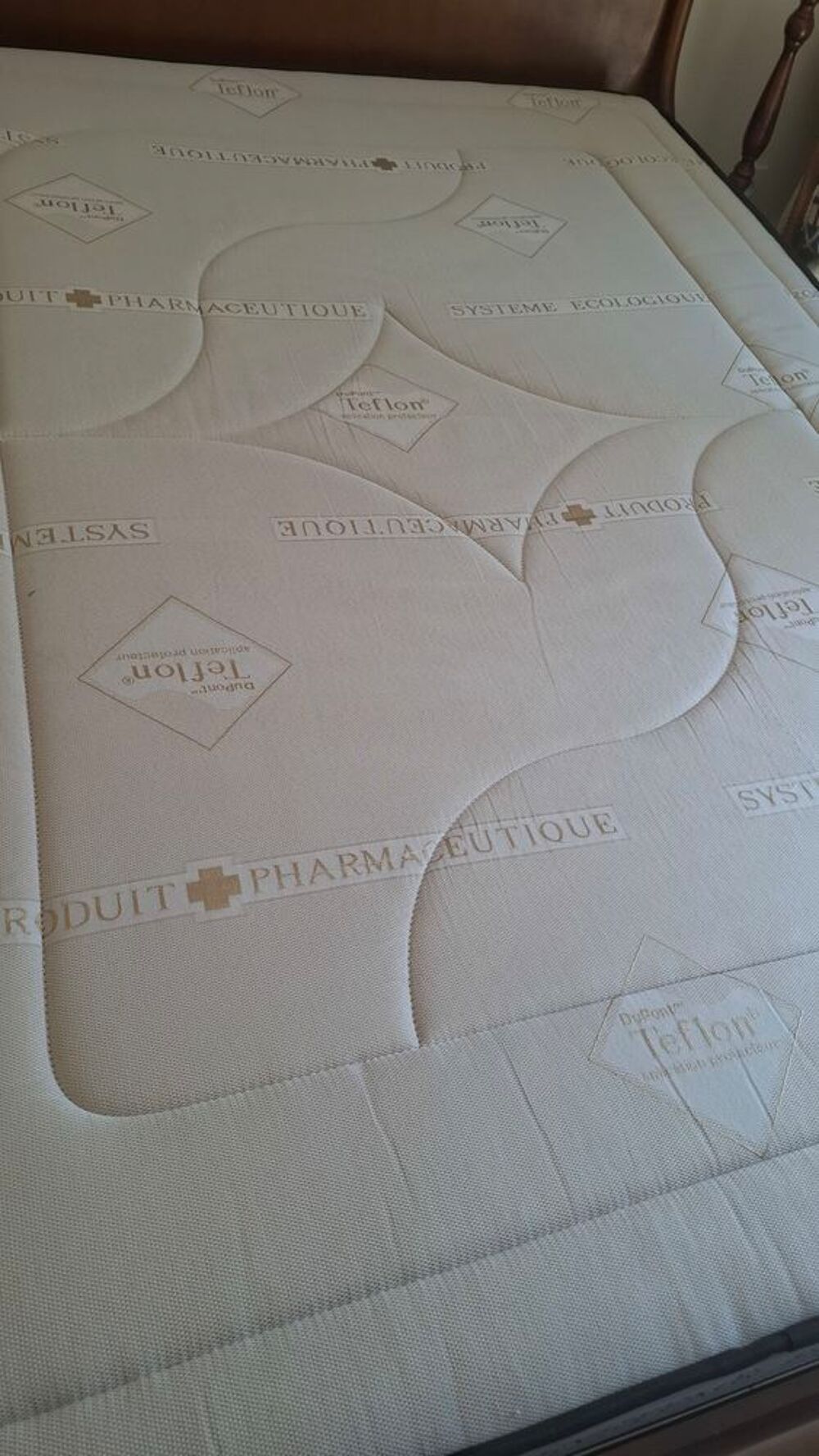 Lit LOUIS PHILIPPE 140 x 190 cm
Sommier capitonn&eacute;, matelas Meubles