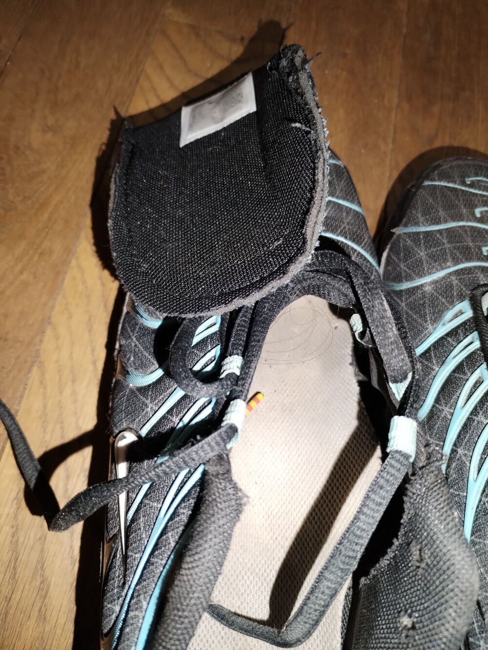Nike TN bleu (taille 42) languette d&eacute;cousue
Chaussures