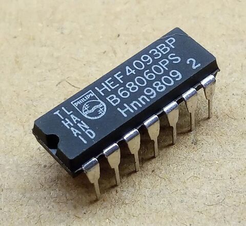 HEF4093BP 2 Plouhinec (56)