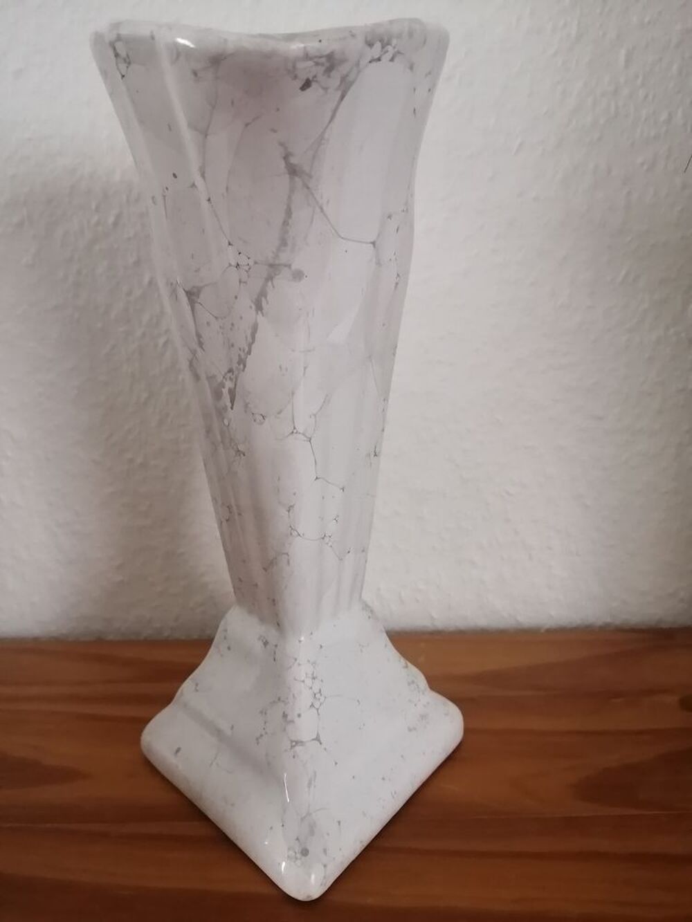 Vase style Art d&eacute;co "coquillage" imitation marbre blanc Décoration