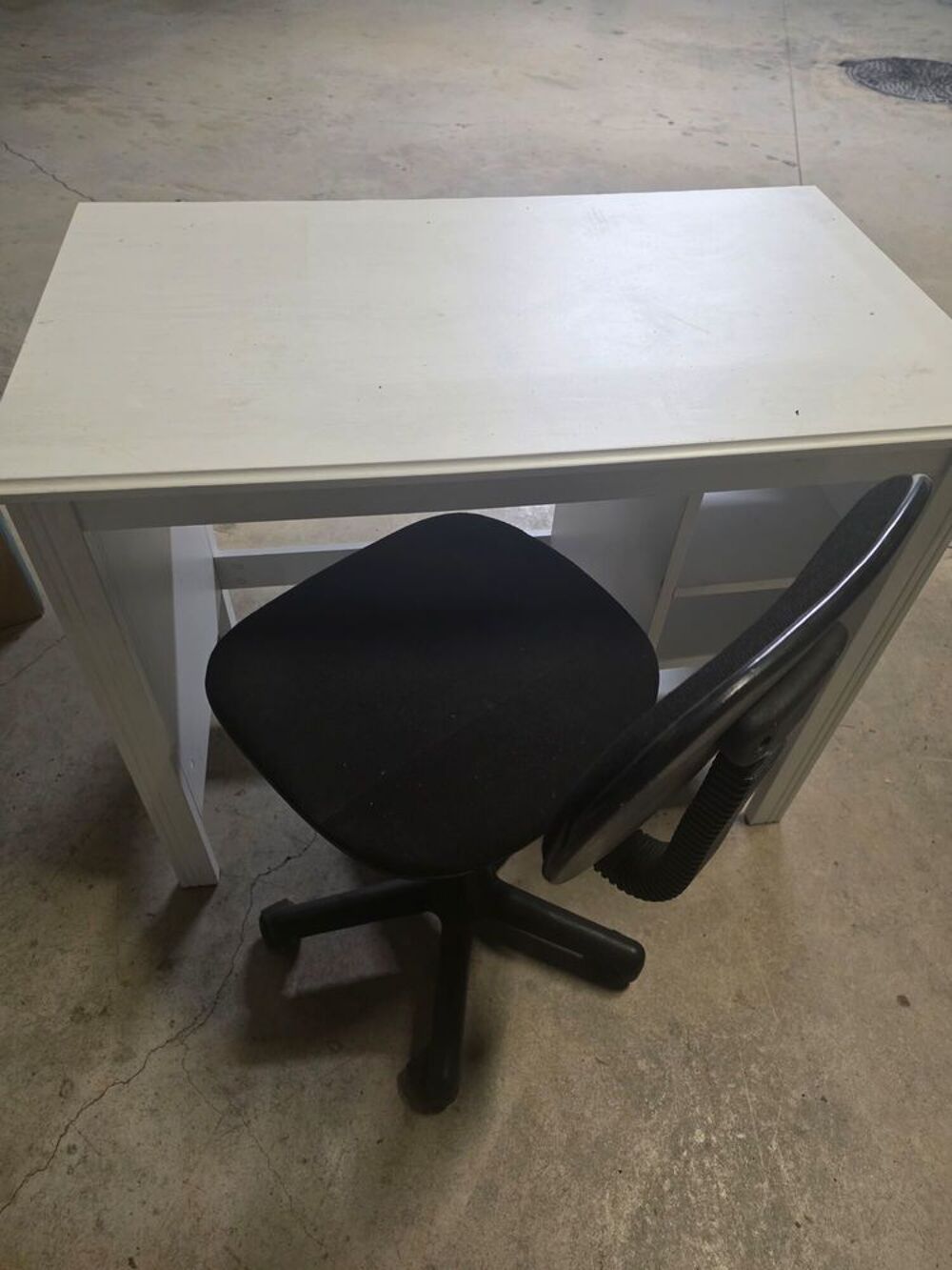 Meuble i formatique avec une chaise Meubles
