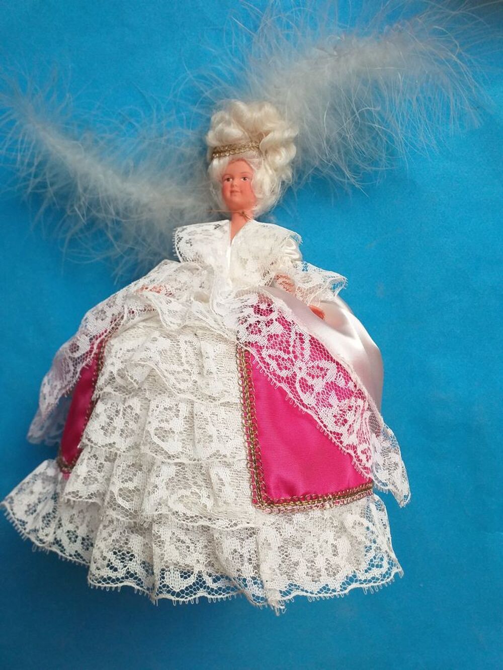 Poupee folklorique en costume de marquise au temps des Rois 