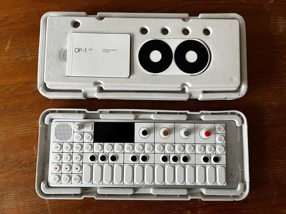 Terrain Teenage Engineering OP-1 Instruments de musique