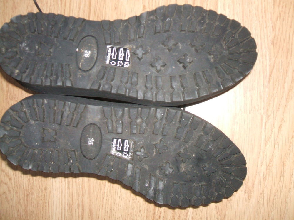 une paires de chaussures Vtements