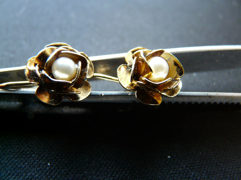 Boucles d'Oreilles dor&eacute;es en forme de Rose et petite perle Bijoux et montres
