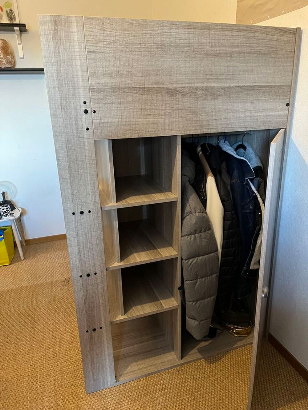 Lit mezzanine ( bureau et placard int&eacute;gr&eacute;)et commode . Meubles