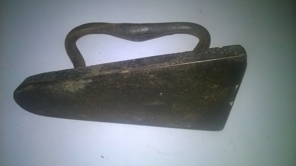 Ancien fer &agrave; repasser en fonte
