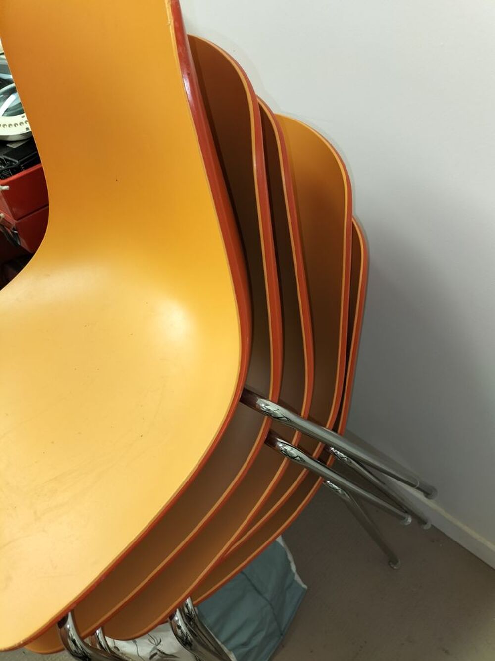 Chaises + 1 qui n'a pas les embouts sur pieds mais Meubles