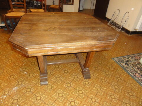 vieille table de salle  manger en bois. 200 Pailloles (47)