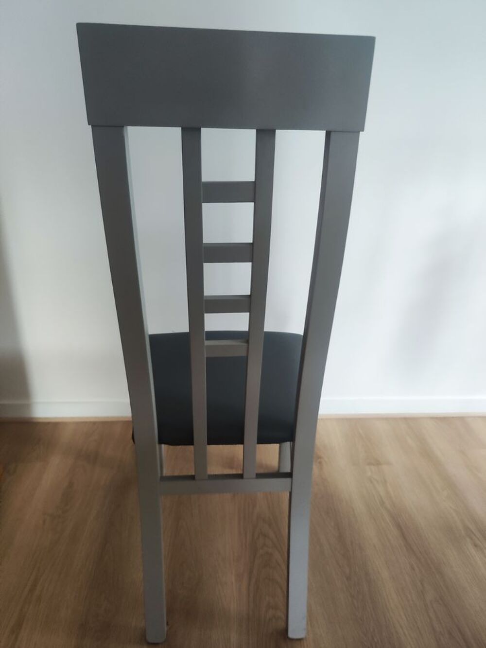 Lot de 6 chaises grises
A r&eacute;cup&eacute;rer sur place. Meubles