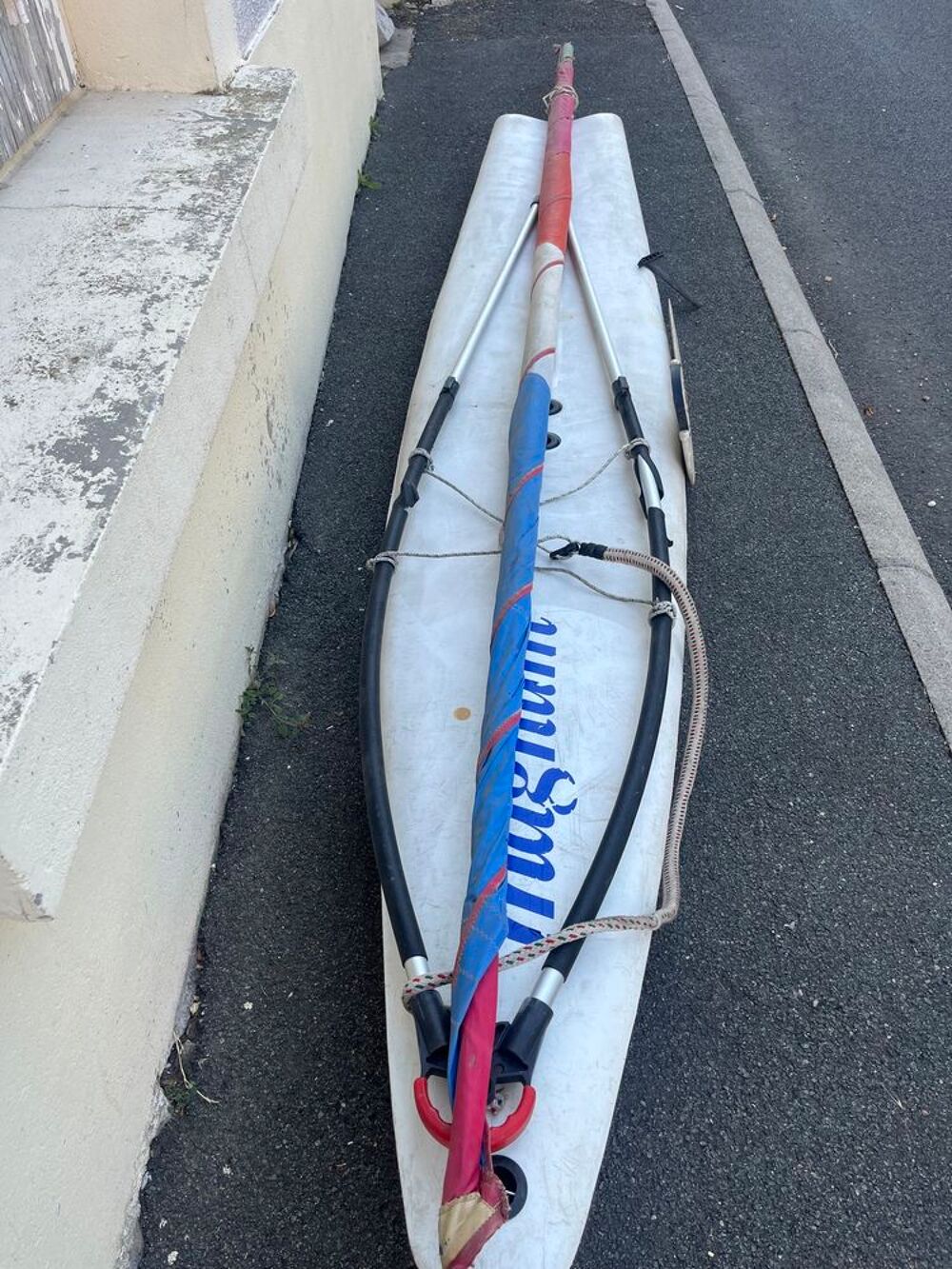 Planche &agrave; voile , longueur de planche de 3m90 plus arceau .. Sports
