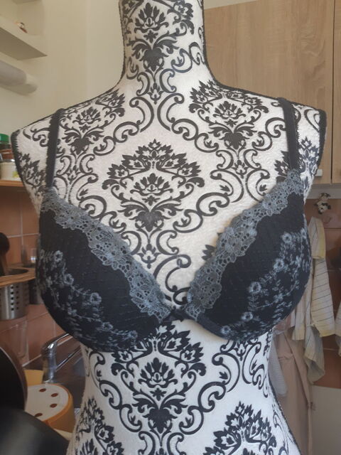  soutien gorge noir a motifs brod�s ETAM taille 95B
9 Lyon 5 (69)