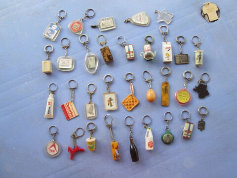 Lot de 32 vieux porte-cl�s publicitaires Chauriat (63)