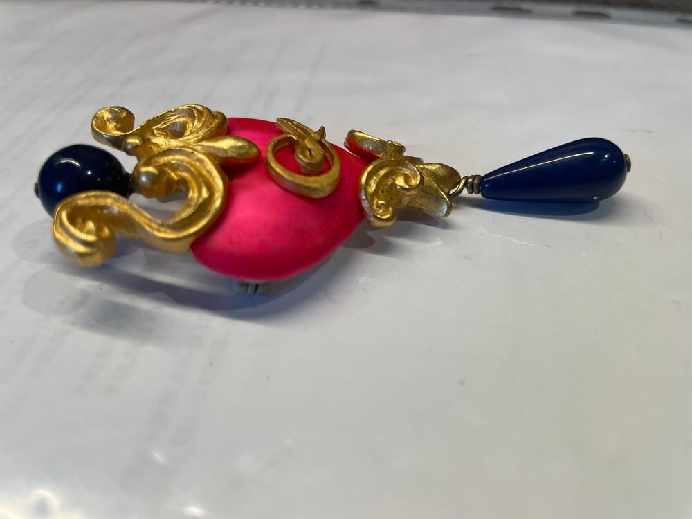 Broche Coeur &eacute;maill&eacute; fuchsia sabl&eacute; + arabesque dor&eacute; et perle Bijoux et montres