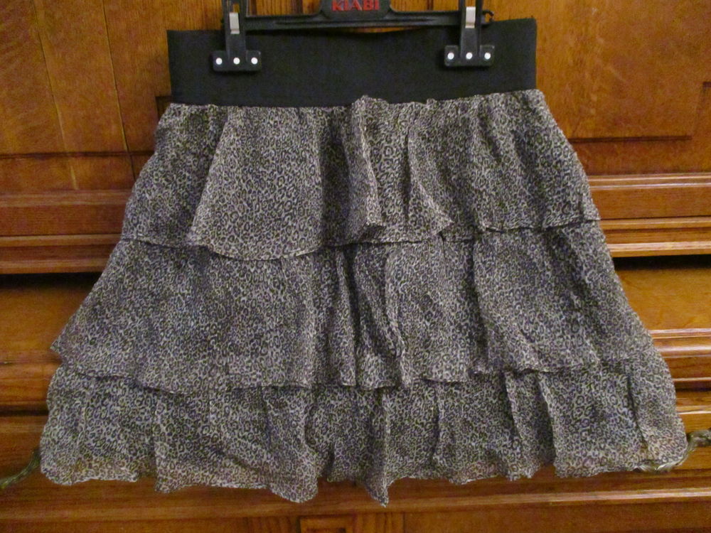 2 jupes &agrave; volants coloris marrons taille 38/40 bon &eacute;tat Vêtements