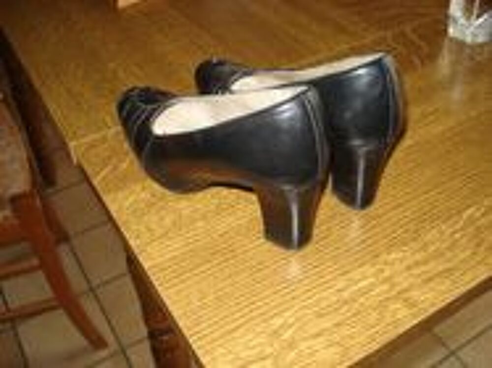 2 paires souliers femme noire et une marron cuir Chaussures