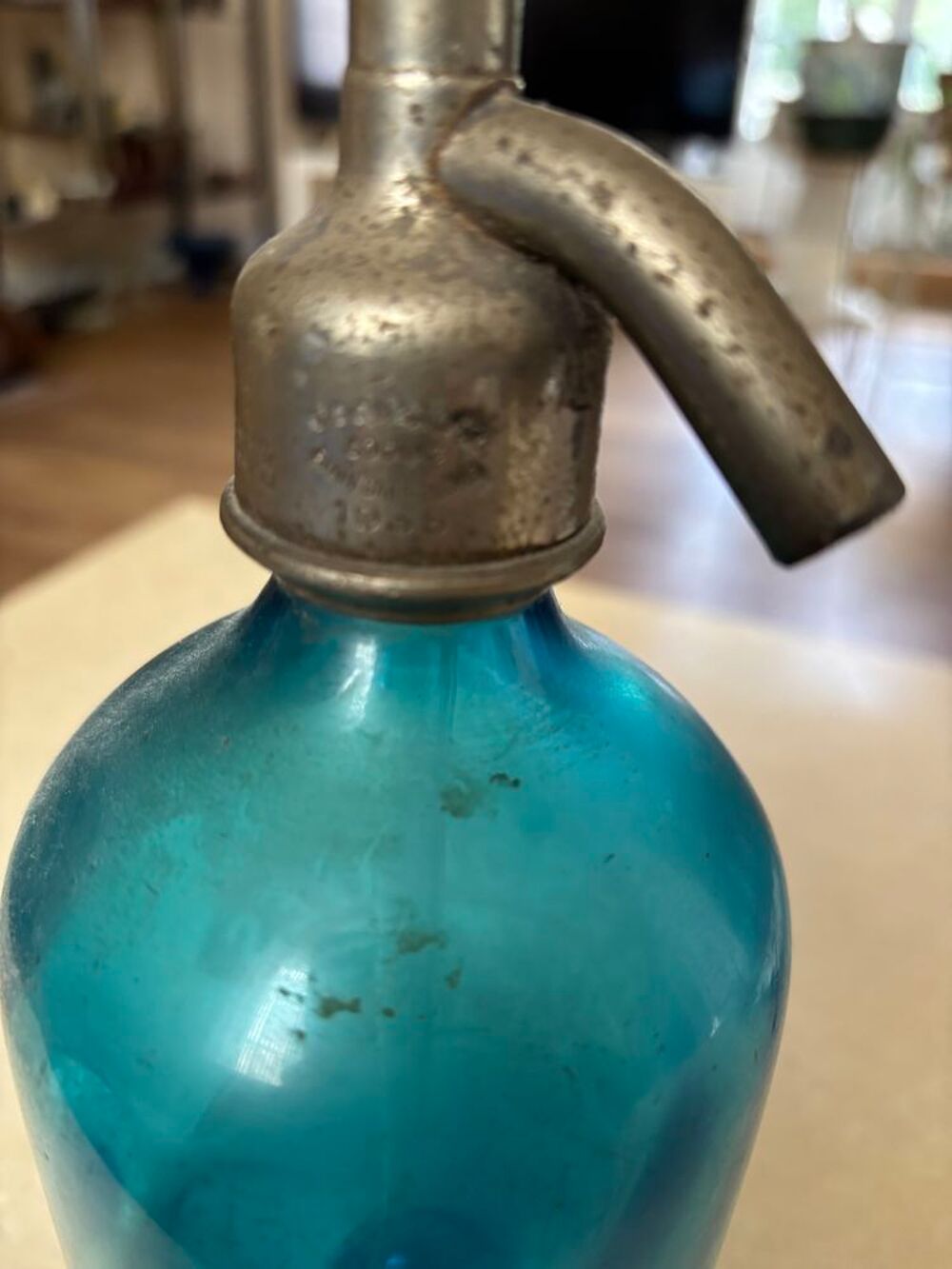 BOUTEILLE DE SELTZ VINTAGE EN VERRE BLEU AVEC COUVERCLE META 